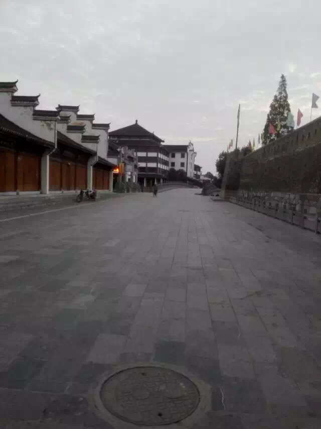 山東青石板質(zhì)優(yōu)價廉適用于各種石材鋪裝工程